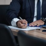 Quanto ganha um advogado empresarial?