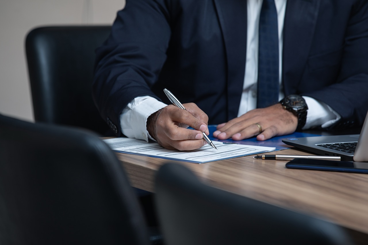 Quanto ganha um advogado empresarial?