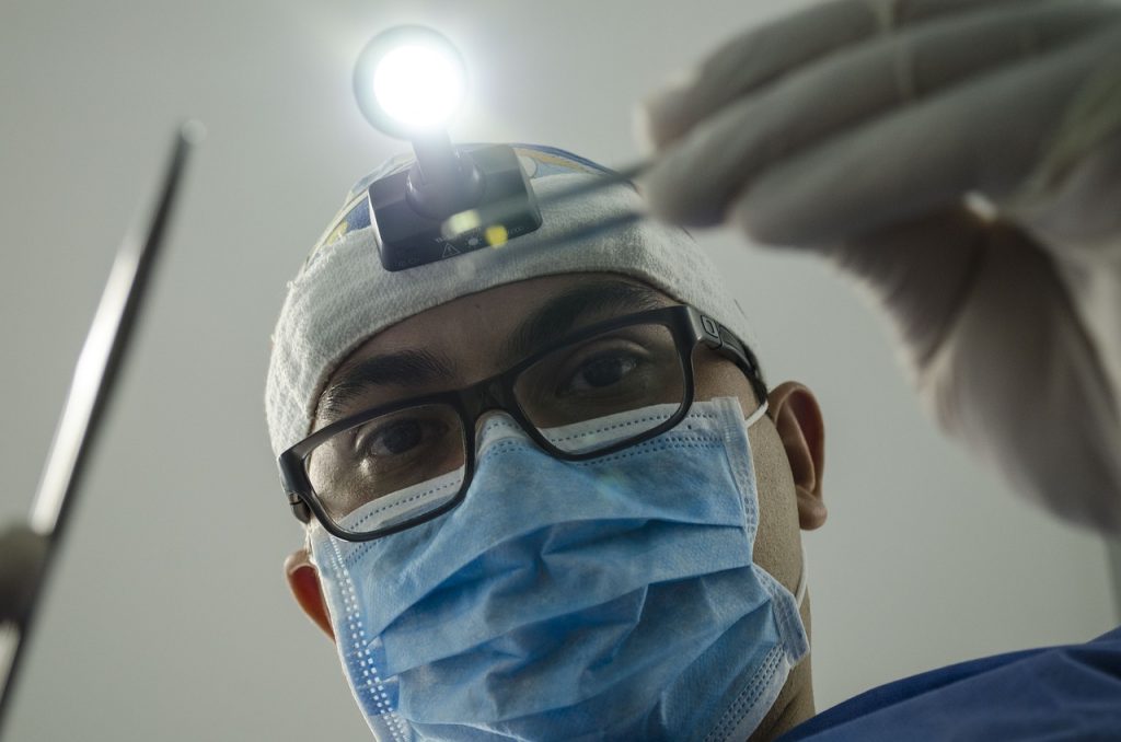 Quanto ganha um dentista com consultório próprio?