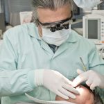 Quanto ganha um dentista com consultório próprio?