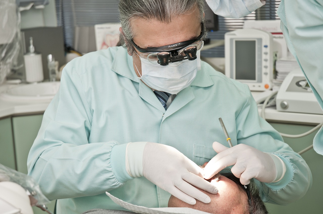 Quanto ganha um dentista com consultório próprio?