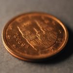 Dividendos De 11 E Desconto Historico Por Que Este Fundo Imobiliario E Compra Para A Xp A close up of a penny on a table