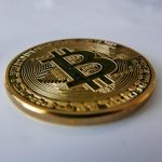 Minidolar Wdon26 Analise Tecnica Revela Os Pontos Mais Importantes Do Dia a gold bit coin sitting on top of a white table